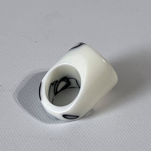 Vintage Lucite Ring Chunky Flat Top Dome White Black Marble Swirl Statement - Picture 8 of 14
